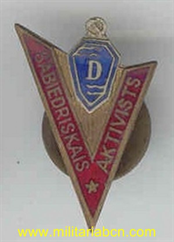 Insignia esmaltada.