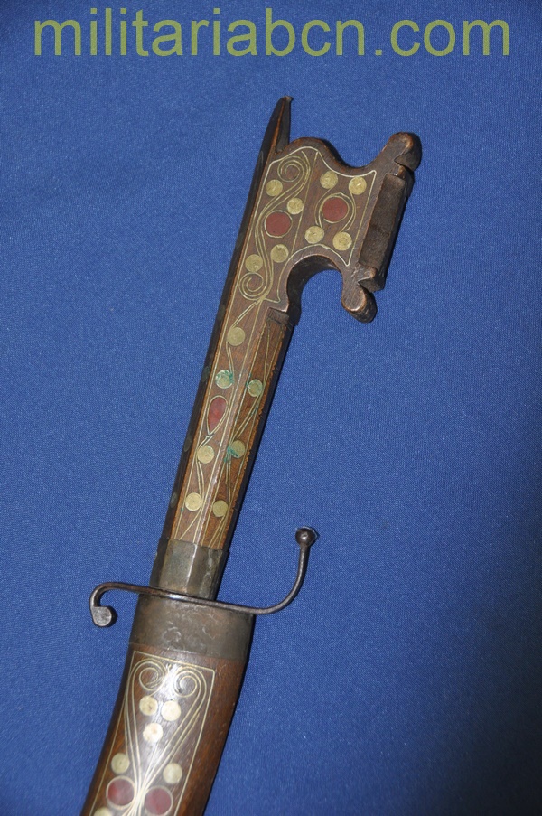 Nimcha marroquí. 1ª mitad del siglo XX. Madera, latón y acero. 5545 mm.