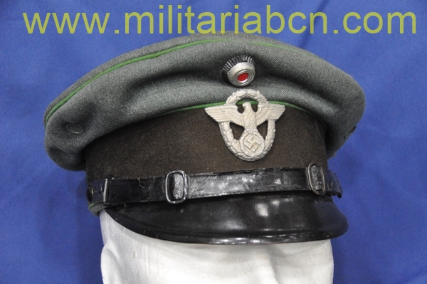 Alemania III Reich. Gorra de plato de Suboficial de la Shutzpolizei, 2º Modelo.  Fabricada por Richard Kermes de Bremen.   Buen estado de conservación.  Algún agujero de polilla en la banda.  Falta una de las piezas de ventilación.