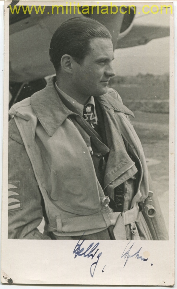 Fotografía con Autógrafo original del Piloto de la Luftwaffe Joachim Helbig, Cruz de Caballero con Hojas de Roble y Espadas.   Impresión y firma anterior a 1945.   Impresa sobre papel Leonar.  Joachim Helbig Nacido 10 de septiembre de 1915  Dahlen, Sajoni