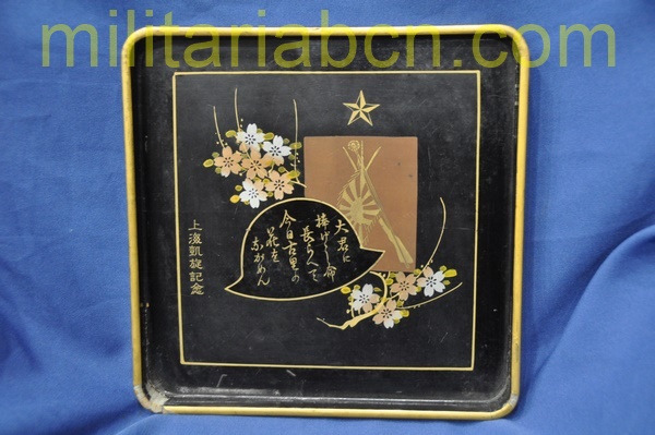 Japón. Bandeja para sake. Período Showa, anterior a 1945. Victoria sobre Shangai. Madera lacada. 23’50 x 23’50 cm.