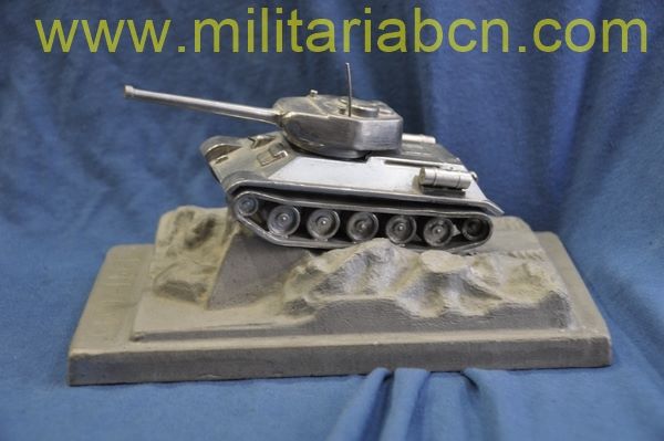 Figura Conmemorativa del T34 soviético durante la 2ª Guerra Mundial.   Hecho en siluminio.   120 x 215 x 115 mm.