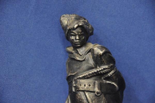 Figura del Oficial de Caballería Vasiliy Ivanovich Chapayev, líder de la Revolución. Hierro. 180 cm. alto.