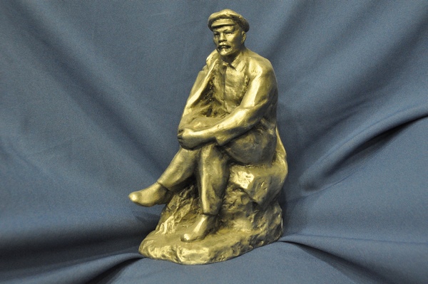 URSS Unión Soviética.  Figura Lenin. Metal. Cuerpo entero sentado. 24.5 cm. alto.  Siluminio.