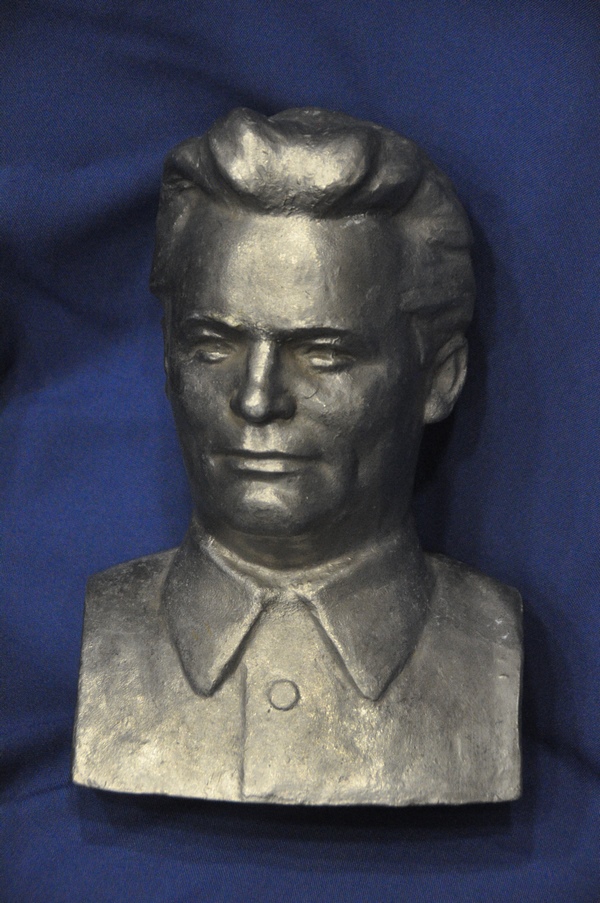URSS Unión Soviética.  Busto del revolucionario Serguei Kirov en metal,  Silumin.  22 cm de alto.