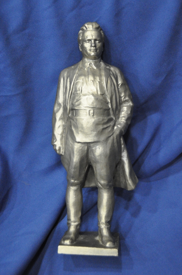 URSS Unión Soviética. Figura en metal,  Silumin, del revolucionario Serguei Kirov. 34 cm.
