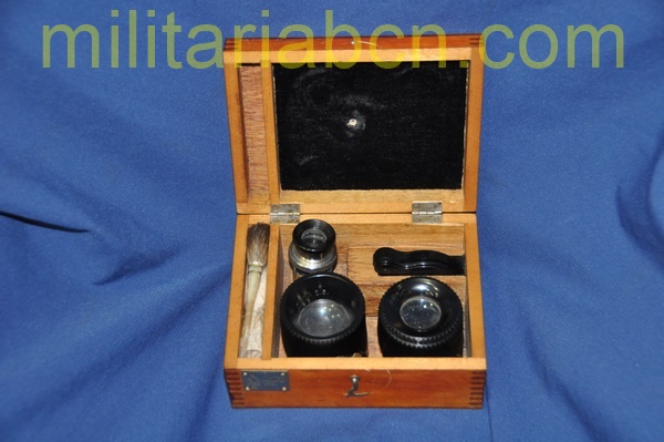 Caja con cuatro lentes de aumento para lectura de planos o fotografías aéreas.  Aumento de x2’5, x4, x6’5, x8.  Procede de la República Socialista de Cuba.
