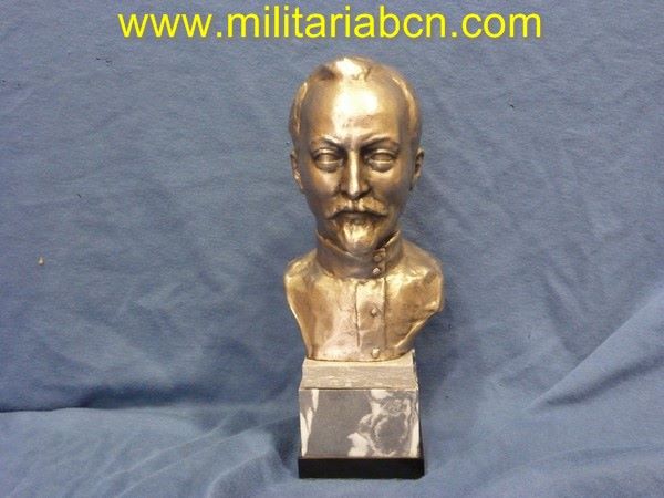 Efigie de Felix Dzerzhinsky, fundador de la Checa. 230 mm de alto. Metal y simil piedra.