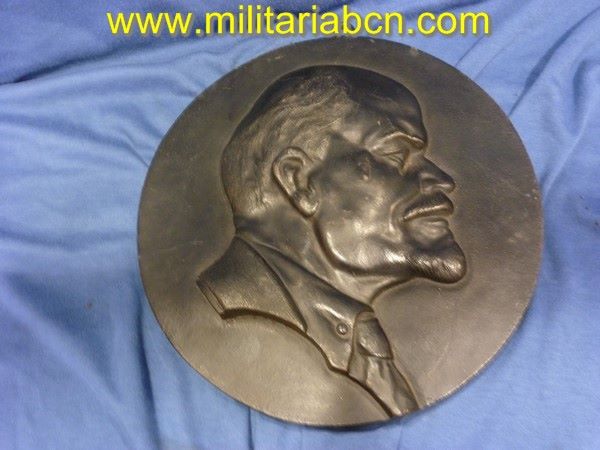 Placa circular de hierro con la efigie de Lenin.  1953.  Fundida en Kasli.