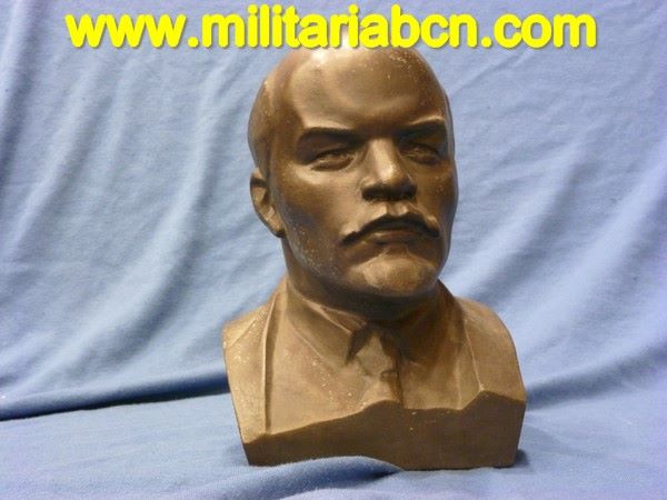 Figura de Lenin realizada en metal.  205 mm de alto.  Firmada.