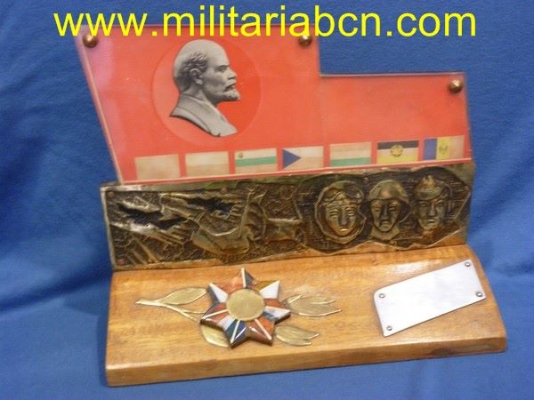 Placa de honor del Pacto de Varsovia. Concedida a un mando de los Ejércitos. 240 x 297 x 150 mm.