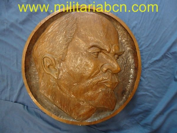 URSS. UNION SOVIETICA.  Efigie de Lenin tallada en madera.  540 mm de diámetro y 43 de grueso.