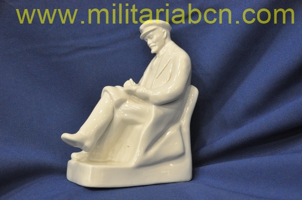 URSS Unión Soviética.  Figura de Lenin en porcelana.  160 mm de alto.  Años 50.