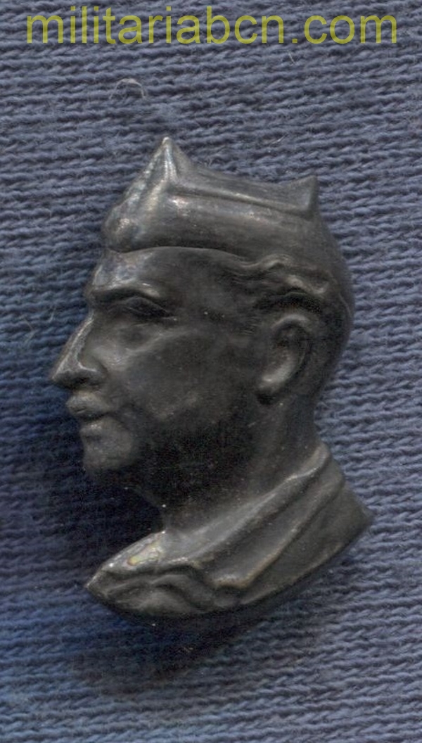 Insignia de solapa con la efigie de Franco. Fabricada por Ariamendi, Eibar. Guerra Civil.