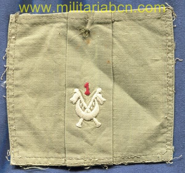 Insignia bordada del 1er Tabor de Regulares de Caballería. Procede de una camisa de la Guerra Civil.
