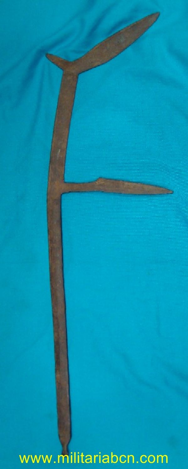 AFRICA. Cuchillo de lanzar en hierro. Modelo F. Etnias : Sara del sudoeste y sus vecinos del nordeste y del sudoeste