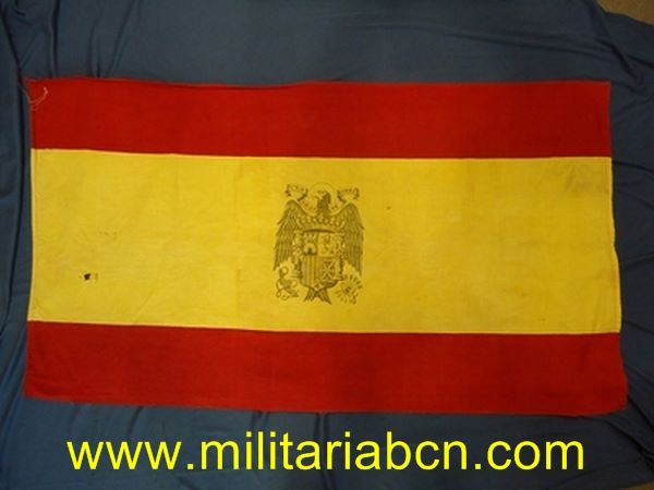 Bandera Nacional.  Centro estampado en negro.  Guerra Civil o Años 40.  138 x 77 cm.