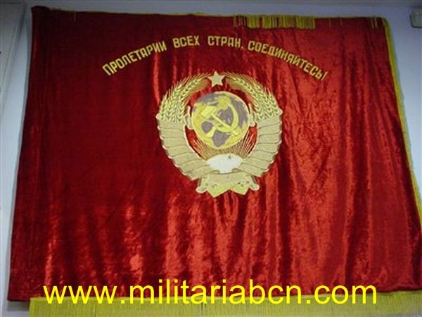 URSS. Bandera bordada a dos caras, en el anverso escudo de la URSS y texto y en el reverso cara de Lenin y texto. 130 x 170.
