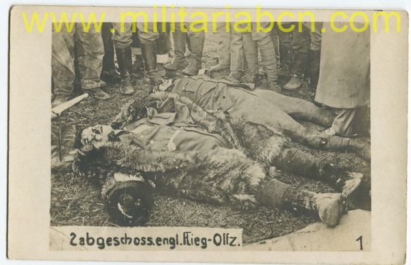 Postal con los cadáveres de dos Pilotos Ingleses fallecidos en la 1ª Guerra Mundial.  Soldiers Mail.