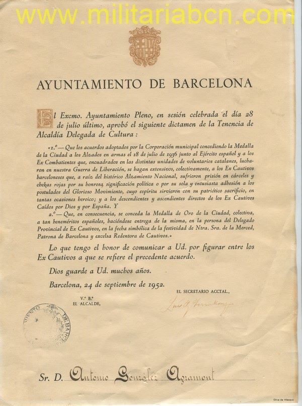 Concesión de la Medalla de Oro de la Ciudad de Barcelona a un Ex Cautivo de la Guerra Civil.  Barcelona.  1952.