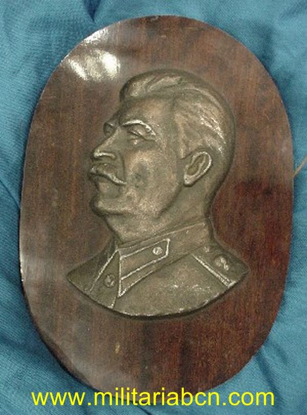 Placa con el busto de Stalin. Metal. Montado sobre placa de madera. 30 cm. alto.