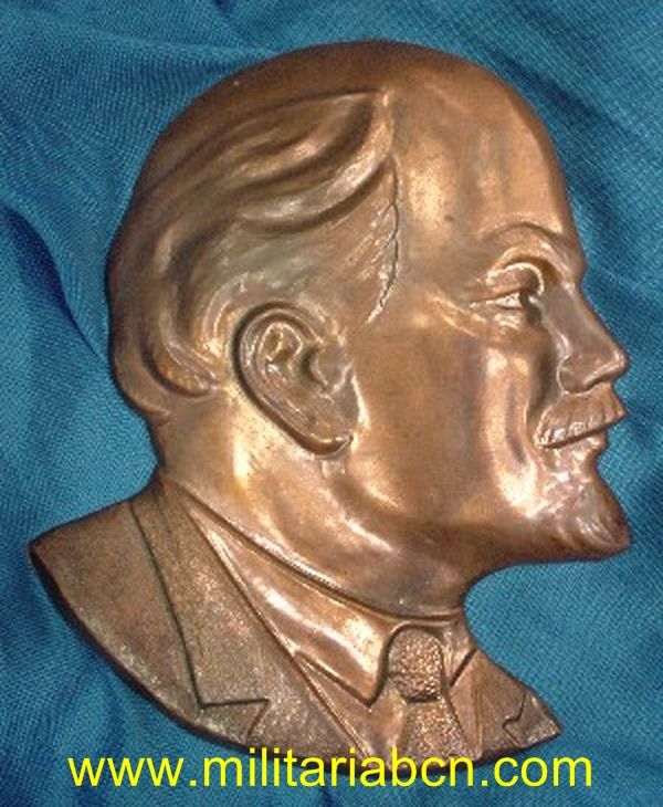 Placa de bronce con el rostro de Lenin. 21 cm.de alto.