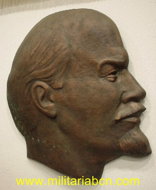 Placa de bronce con el rostro de Lenin. 50 cm.de alto.