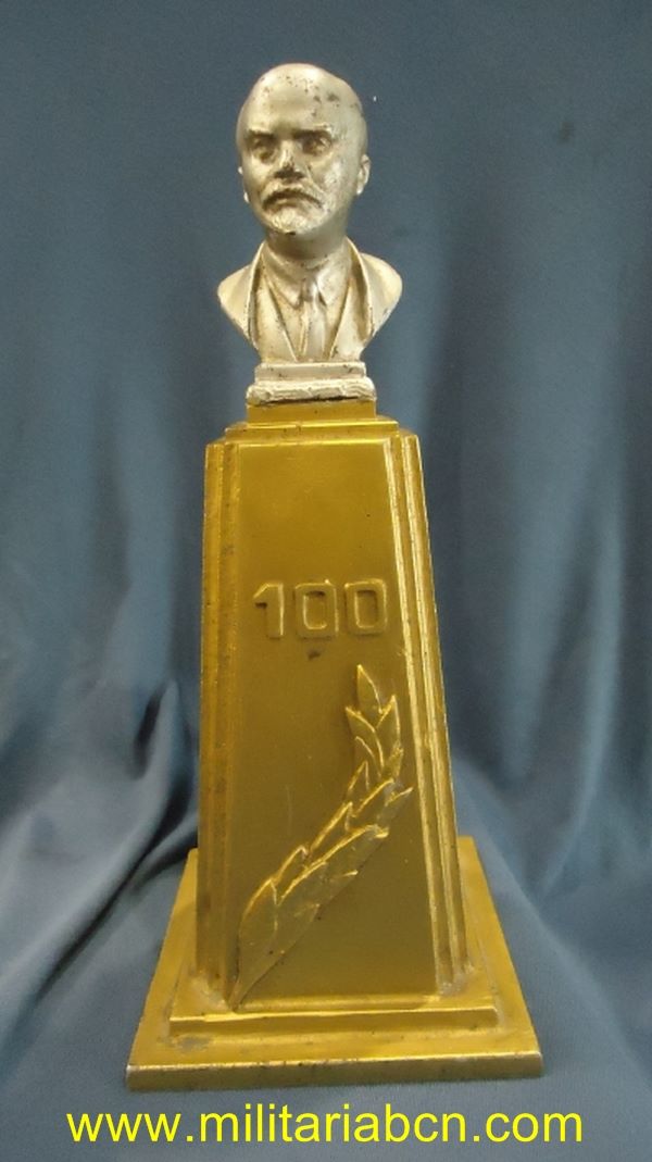 URSS. Unión Soviética. Figura de Lenin en metal. Años 70.  30 x 13 x 12 cm.