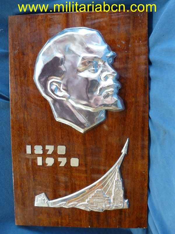 URSS Unión Soviética. Placa en madera y metal conmemorando el 100 Aniversario del Nacimiento de Lenin. 1870-1970. ​35 x 47 cm.
