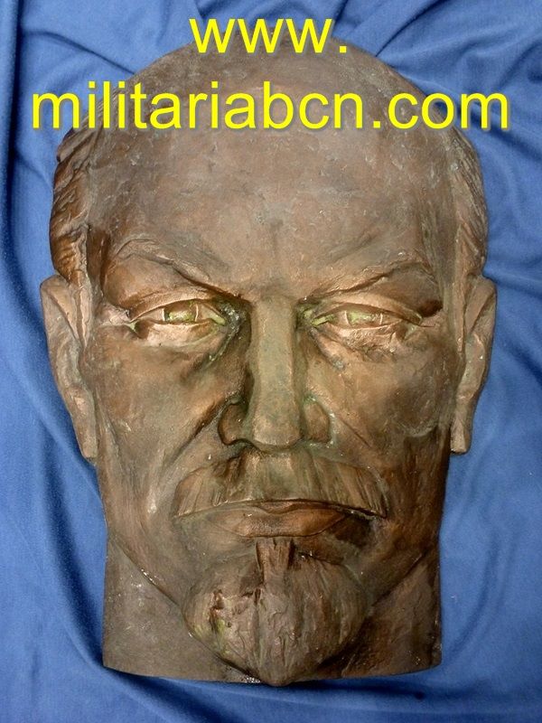 Figura de Lenin en metal. 41 x 29 cm.