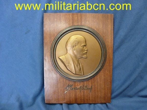 Placa con la efigie de Lenin y su firma. 225 x 170 mm.