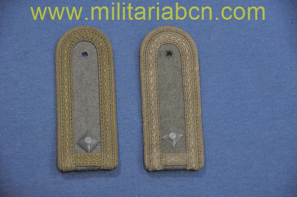 DDR. República Democrática Alemana. Hombreras de camuflaje de Feldwebel de la Volksarmee.