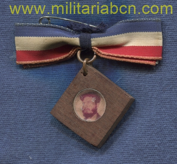 Cuba. Insignia en madera con el retrato de Fidel Castro.