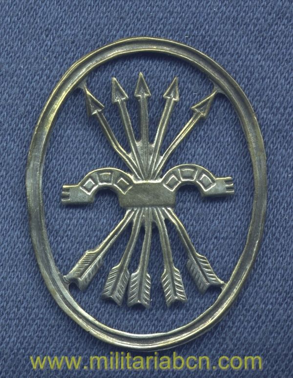 Insignia de Falange, Yugo y Flechas. Guerra Civil o años 40. 39 x 31 mm.
