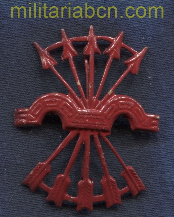 Insignia de Falange en metal de pecho. Yugo y flechas. Guerra Civil o inmediata posguerra. 46 x 36 mm