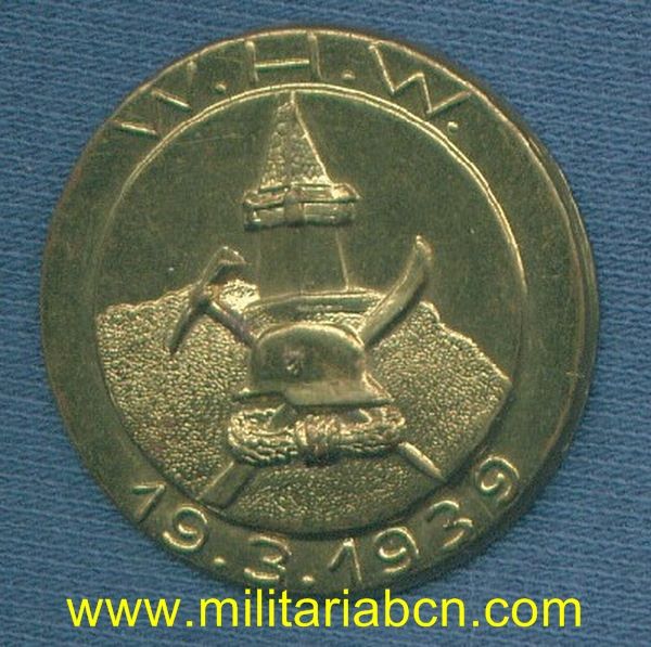 Alemania III Reich. Insignia del Winterhilfe Werk. 1939.  Sin aguja posterior.