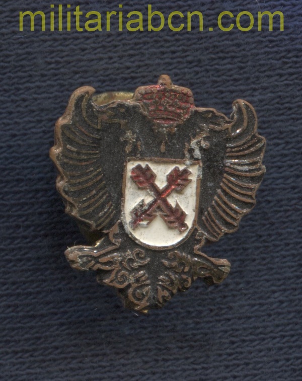 Insignia de Carlistas o Requetés. Modelo posterior a la Guerra Civil o anterior. 18 x 16 mm.