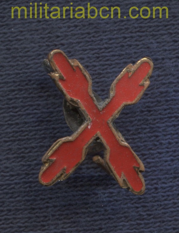 Insignia Carlista o Requeté. Posterior a  la Guerra Civil. 14 x 12 mm.