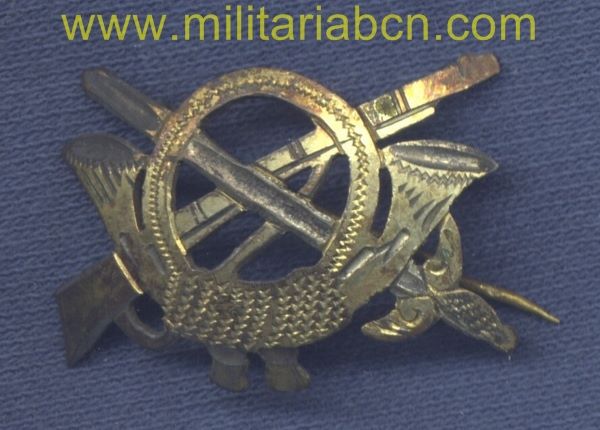 Insignia de solapa de Infantería.  Guerra Civil Española.  Metal.  30×21 mm.