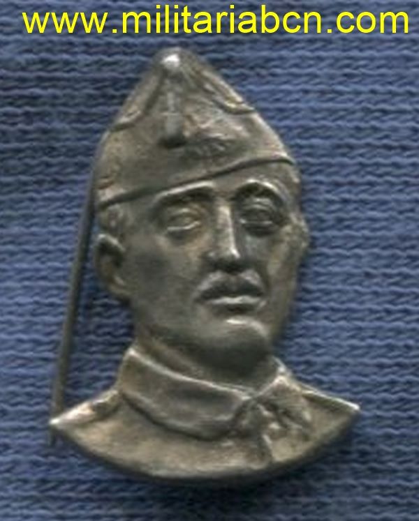 Insignia de solapa con la efigie de Franco.  Período Guerra Civil.  20 x 14 mm.