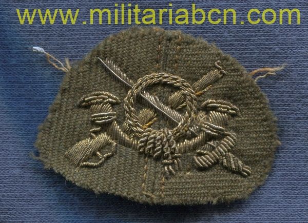 Insignia de Infantería de gorra o de cuello bordada. Epoca Guerra Civil. 45 x 34 mm.