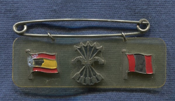 Insignia de Falange. Guerra Civil Española. 64 x 22 mm.