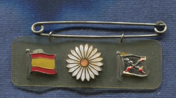 Insignia Requeté o Carlista.  Guerra Civil Española.  64 x 22 mm.