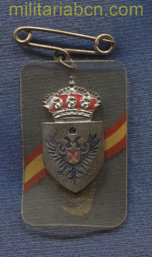 Insignia Carlista o Requeté. Período Guerra Civil. Metal y celuloide. 40 x 25 mm